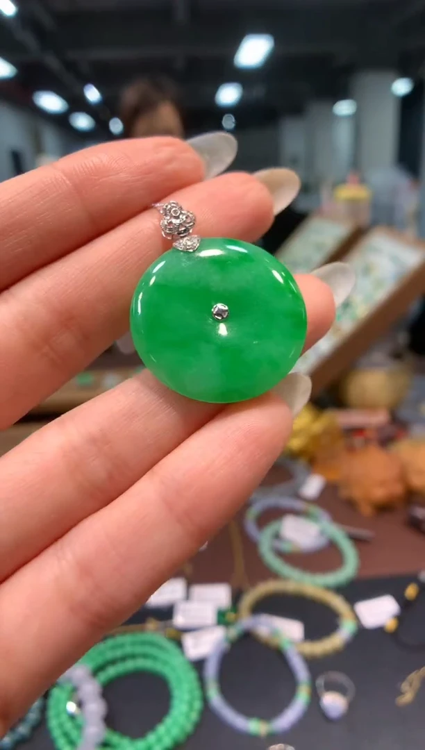 颈饰18K金镶嵌翡翠平安扣