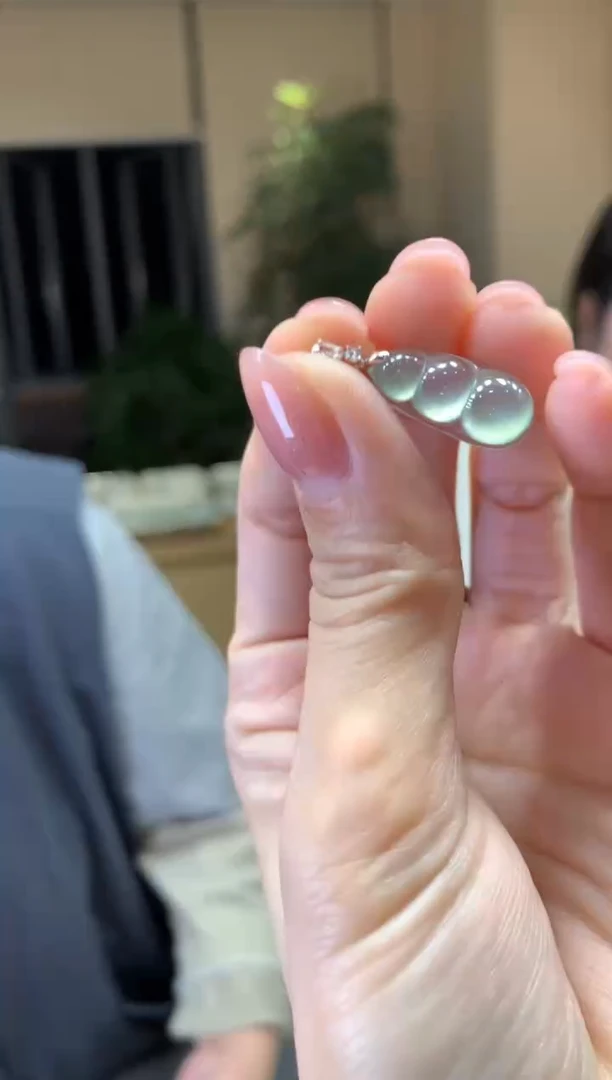 颈饰18K金镶嵌翡翠|不退不换