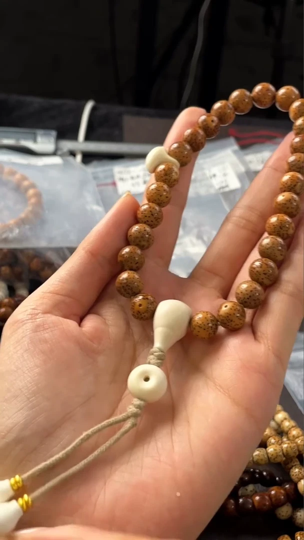 手串星月菩提精工级浅珀圆珠10手持