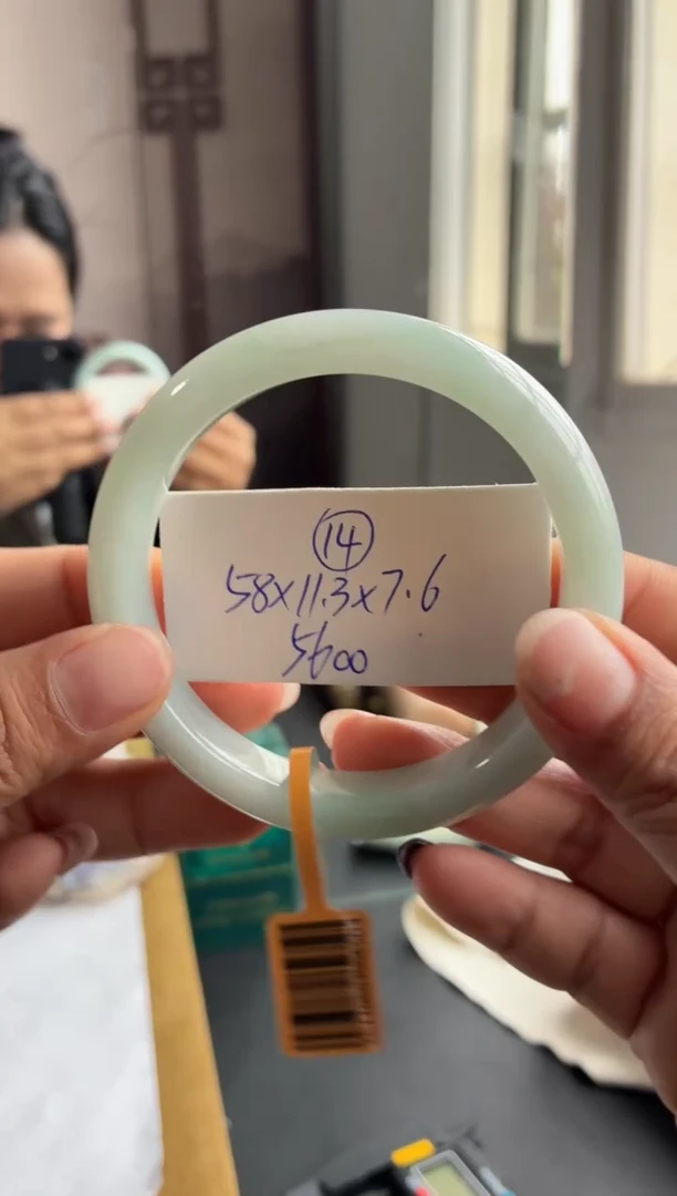 未镶嵌手镯翡翠（晴水底飘一抹绿窄条）14号