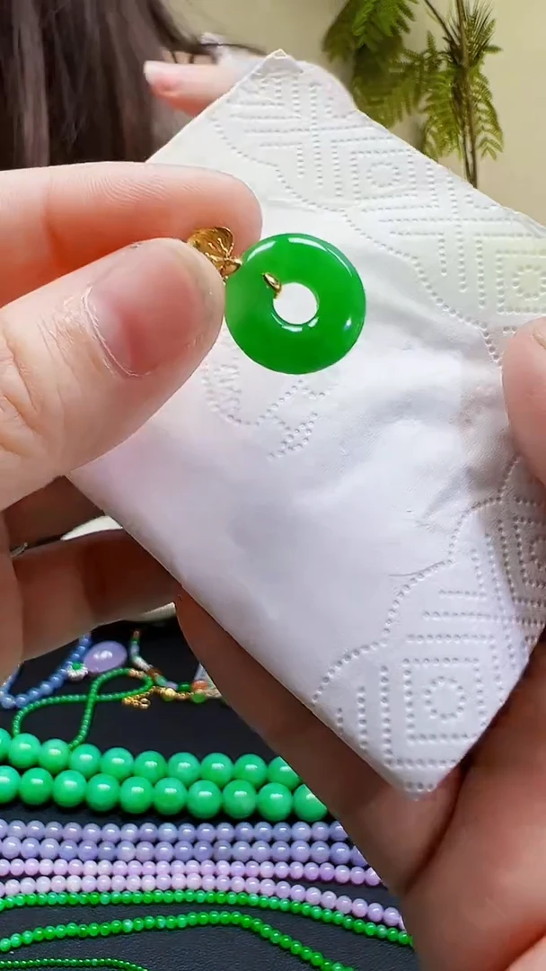 颈饰18K金镶嵌翡翠甜甜圈