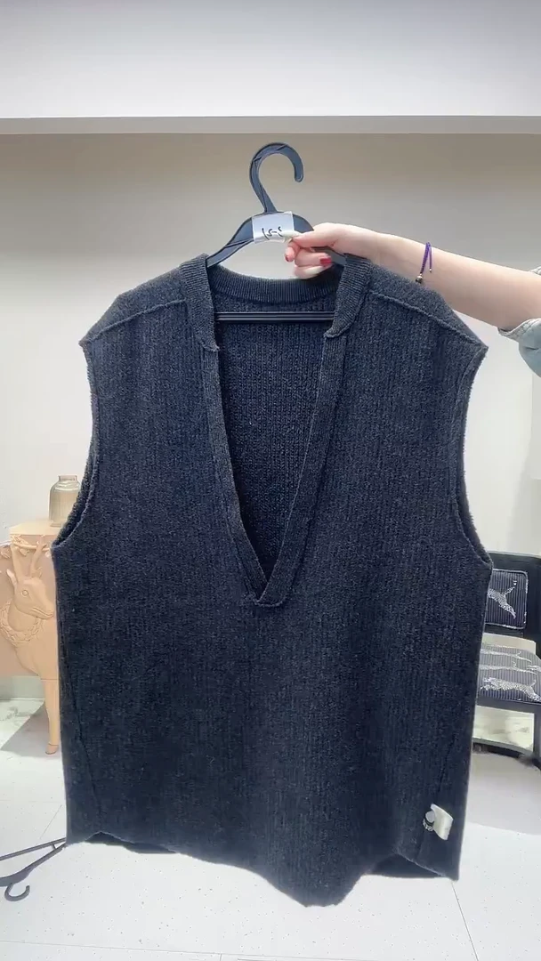 深灰色大V领羊毛大马甲