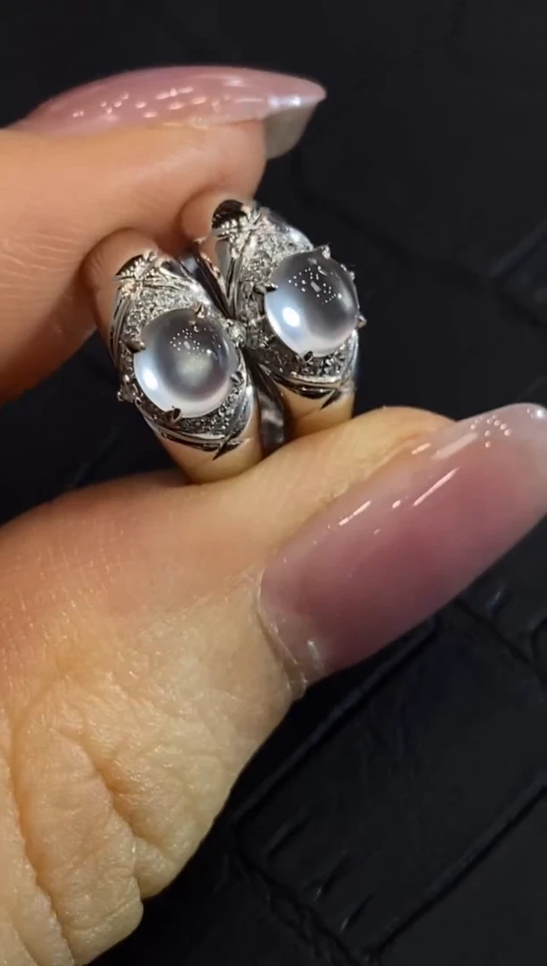 颈饰18K金镶嵌翡翠收到货48小时鉴赏期（超时不退不换）