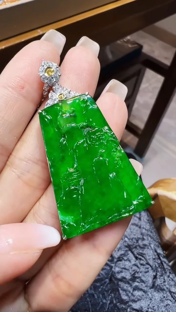 吊坠(不含链)18K金镶嵌翡翠山水牌