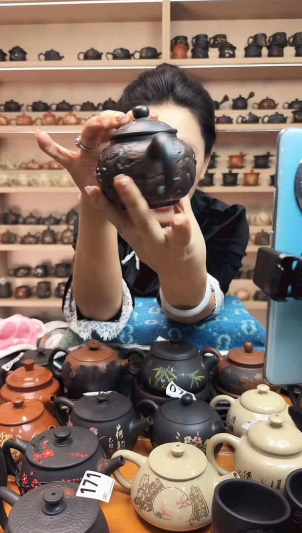 壶瑕疵满雕荷花仿古壶 球孔230cc  175