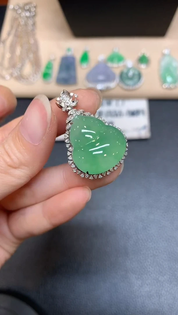 【闪购商品】翡翠颈饰18K金镶嵌葫芦【无服务费