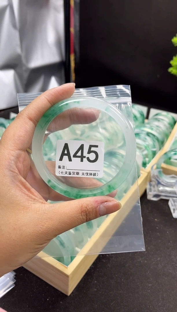 【闪购商品】石英岩玉手镯未镶嵌A45