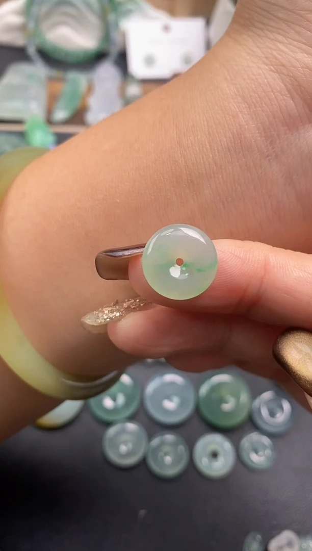 颈饰未镶嵌翡翠平安扣