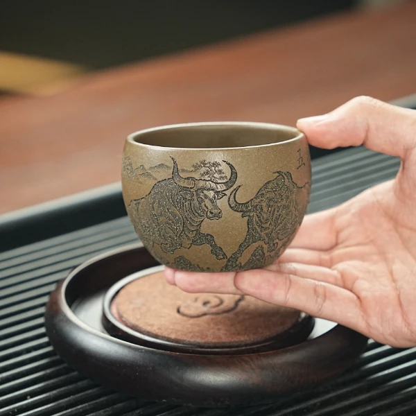 宜兴原矿蟹壳青手工刻绘五牛转运紫砂主人杯 GQF