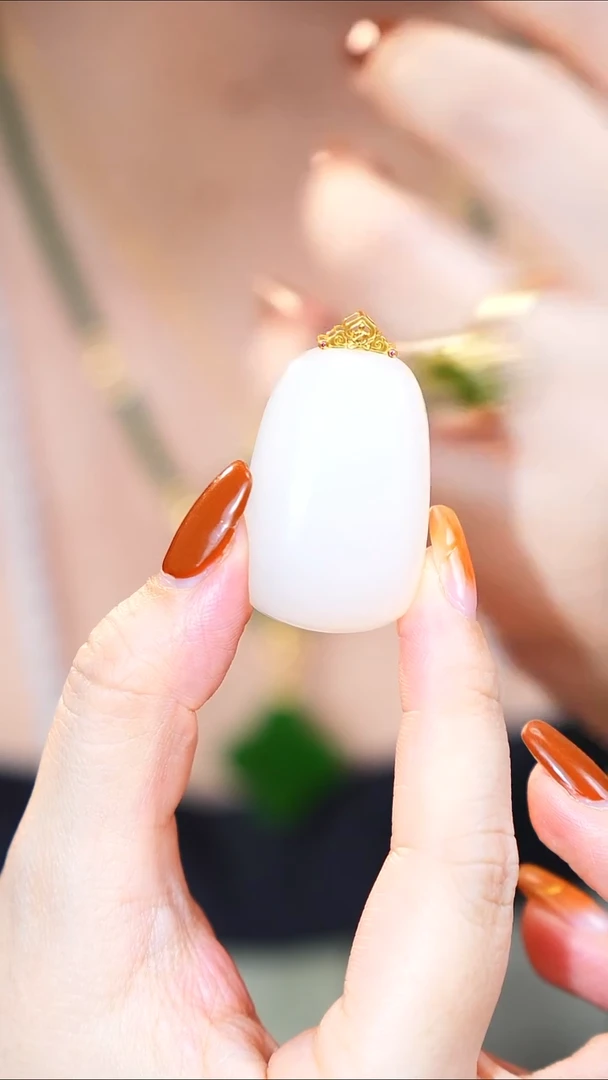 颈饰18K金镶嵌和田玉无事牌吊坠