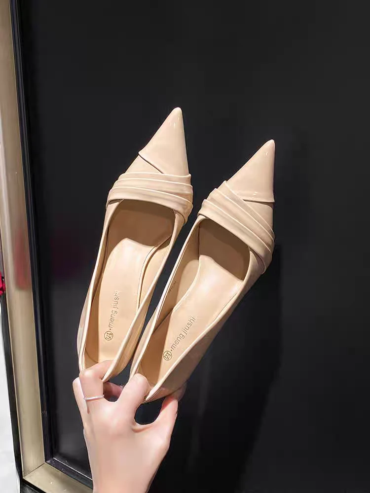 新款百搭工作鞋褶皱浅口杏色高跟鞋细跟尖头漆皮猫跟单鞋