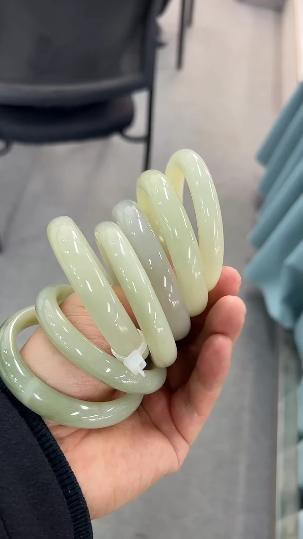 未镶嵌手镯和田玉颜色微区拍一发一