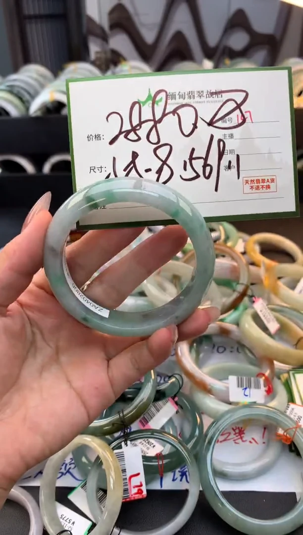 未镶嵌定制翡翠毛货需精细抛光+多人