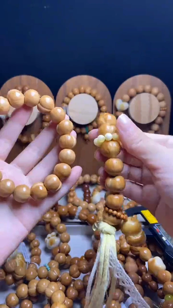 手串猴头核桃冷*?全品纯手工奶油泡芙爱心黄跑环手串
