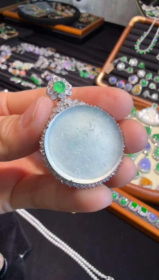 吊坠(赠链)18K金镶嵌翡翠玻璃种木纳雪花棉圆牌吊坠