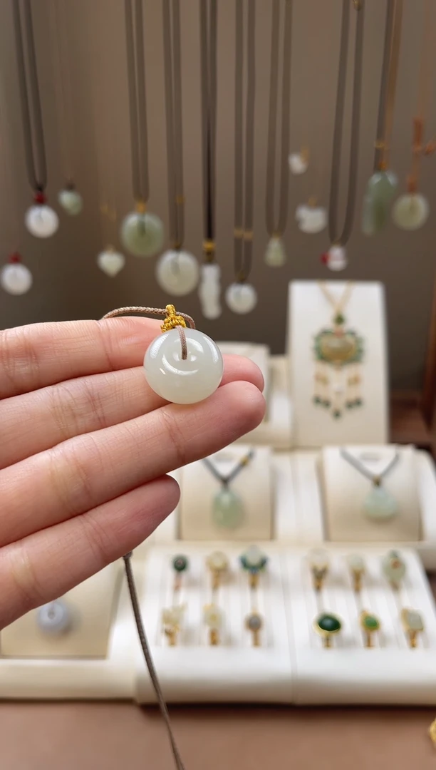 颈饰未镶嵌和田玉和田玉吊坠