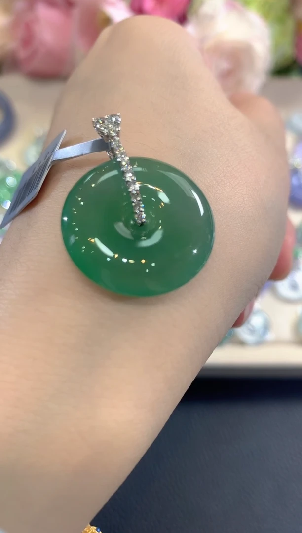 吊坠(不含链)18K金镶嵌翡翠春日珠宝 B116