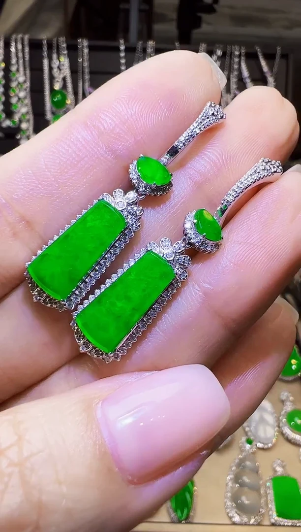 18K金镶嵌翡翠耳饰无事牌