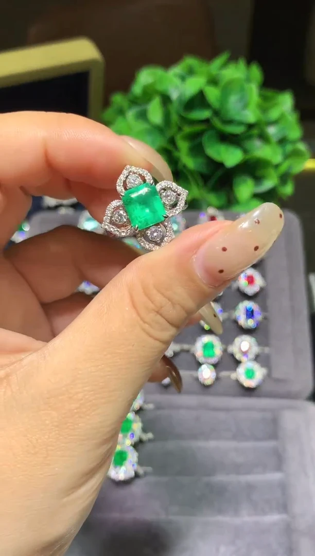 18K金镶嵌戒指祖母绿2.22ct