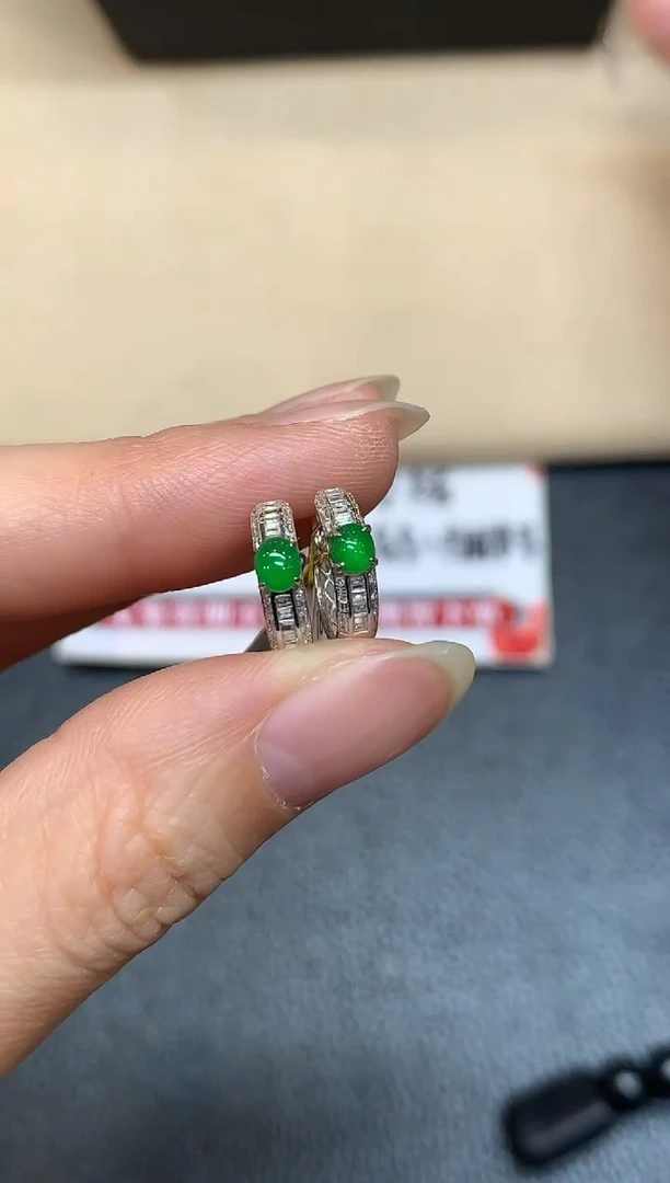 18K金镶嵌翡翠耳饰【无鉴赏期】蛋面【无服务费