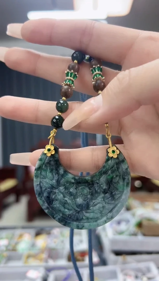 翡翠未镶嵌颈饰翡翠花青月牙吊坠