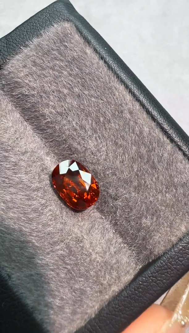 未镶嵌裸石石榴石（芬达石）3.01克拉