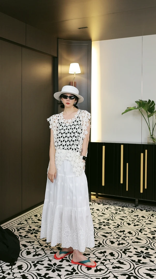 UWW2505022 钩花镂空吊带背心叠穿马甲女夏装洋气减龄外搭罩衫