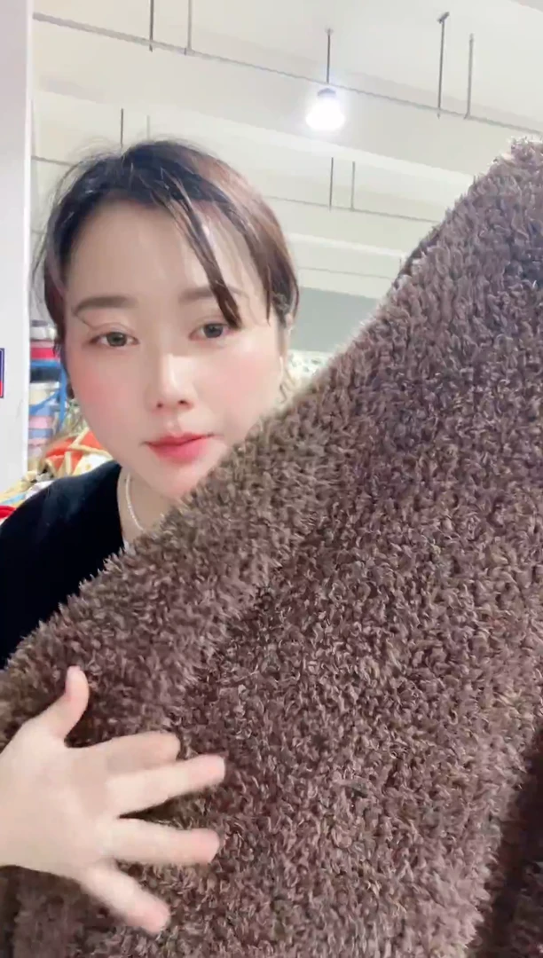 牛奶绒主播手上展示的产品