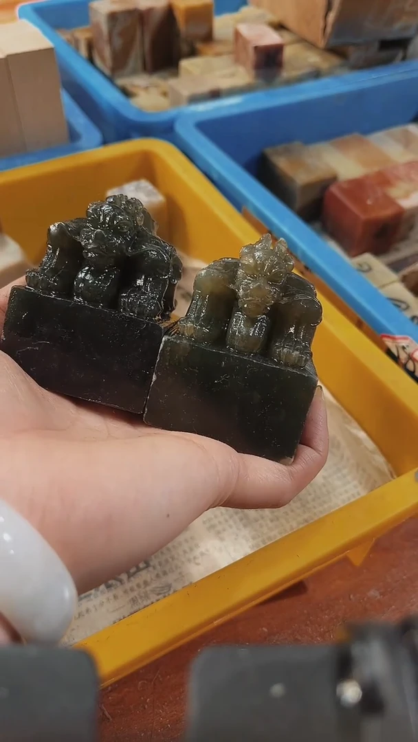 寿山石点****风瑕疵不规则章带雕钮