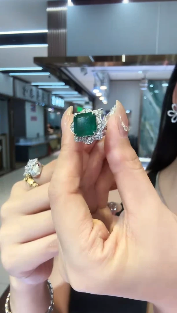 18K金镶嵌戒指祖母绿7.87ct