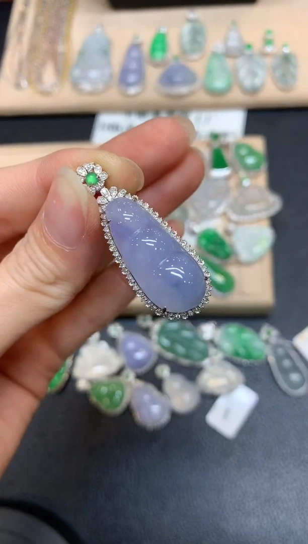 【闪购商品】翡翠颈饰18K金镶嵌福豆【无服务费