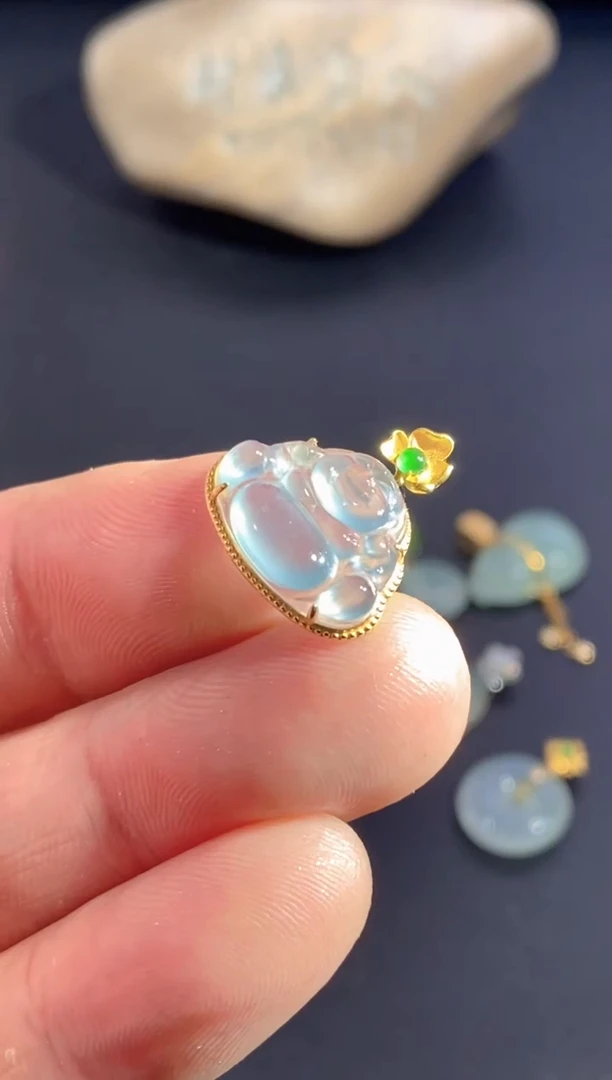 颈饰18K金镶嵌翡翠