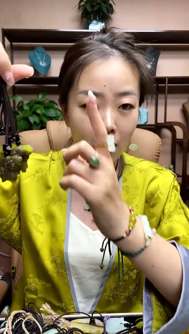 【闪购商品】蛇纹石玉未镶嵌吊坠多样性发货其中一件