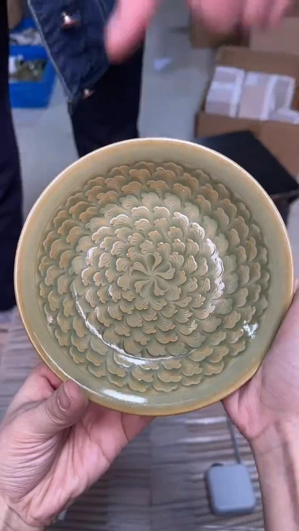 陶瓷橄榄绿水波牡丹纹手工小赏盘