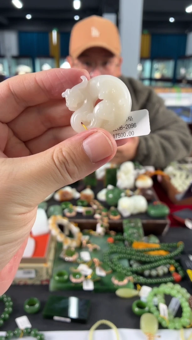 颈饰未镶嵌和田玉吊坠