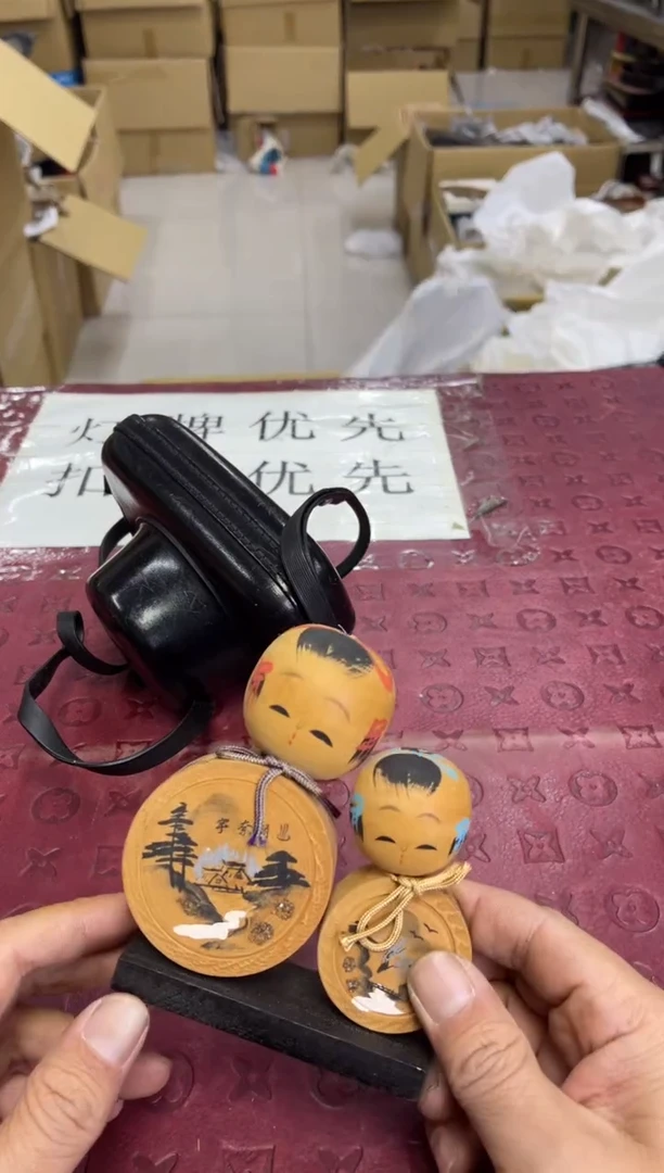 晓*寒默认微瑕，no退no换，介意勿拍