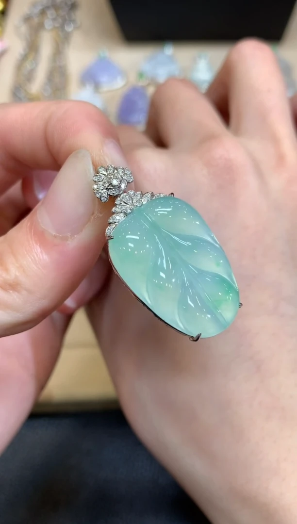 【闪购商品】翡翠颈饰18K金镶嵌叶子【无服务费】