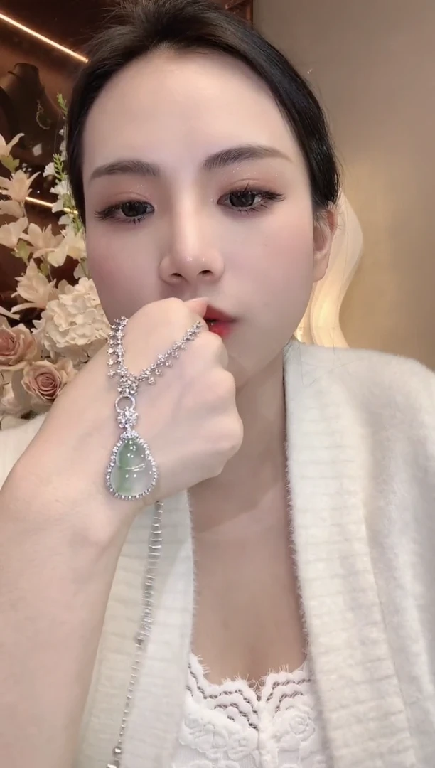 【闪购商品】翡翠吊坠(不含链)18K金镶嵌C52