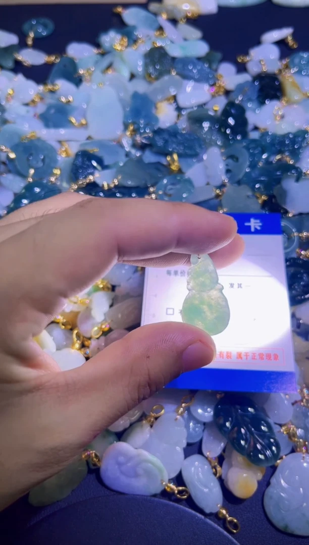 颈饰未镶嵌翡翠天然A货翡翠挂件