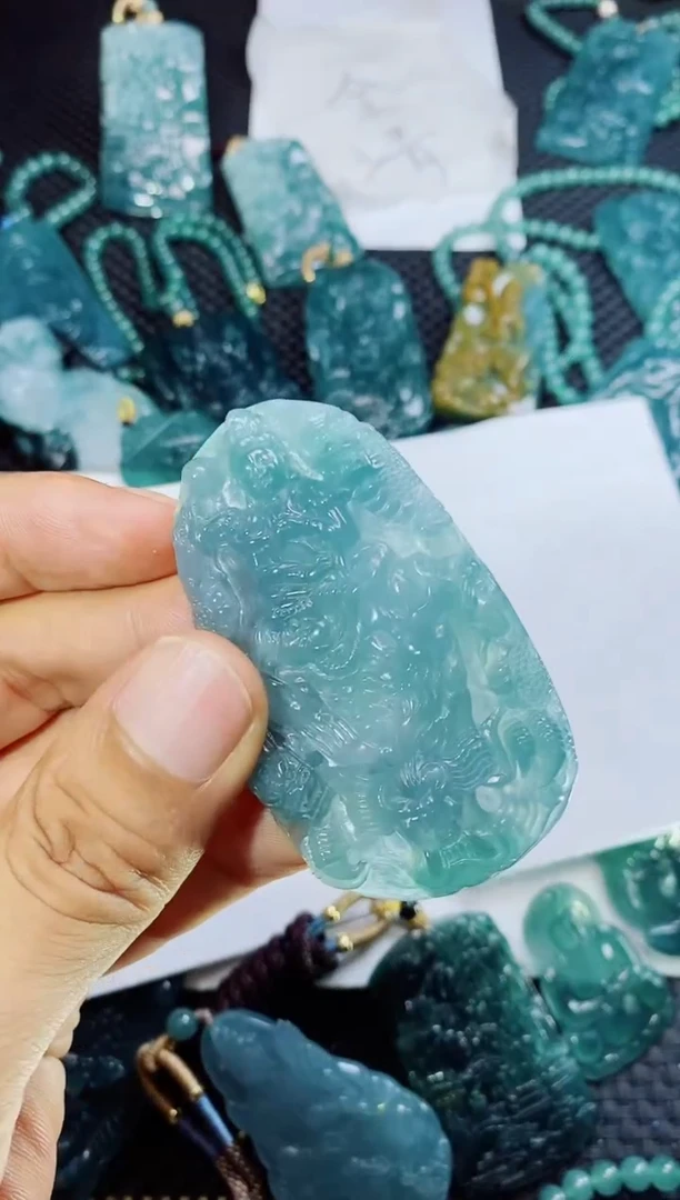 翡翠未镶嵌颈饰