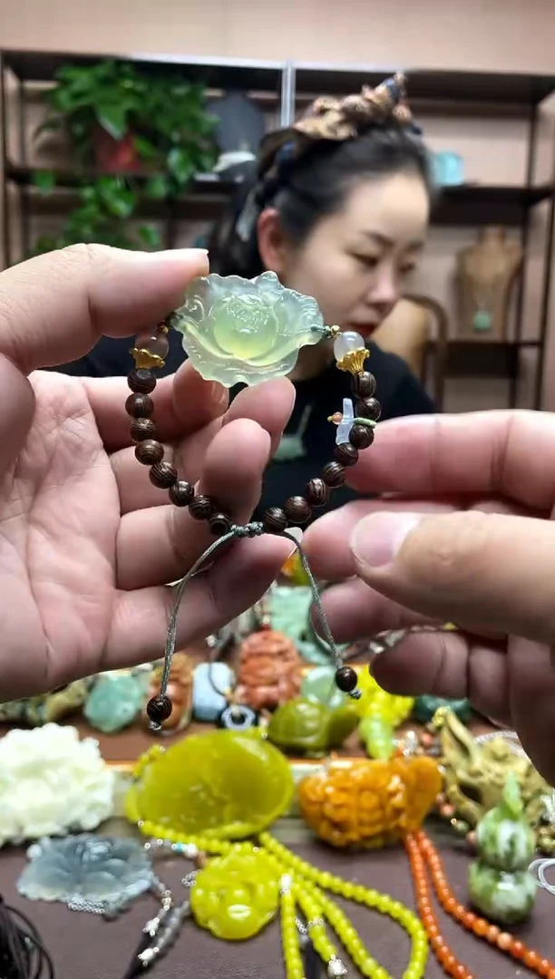 未镶嵌岫玉颈饰多样性发货发其中之一