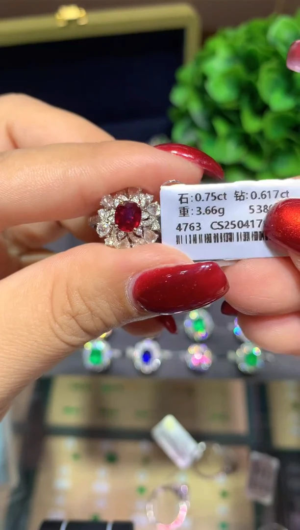 18K金镶嵌戒指红宝石0.75ct