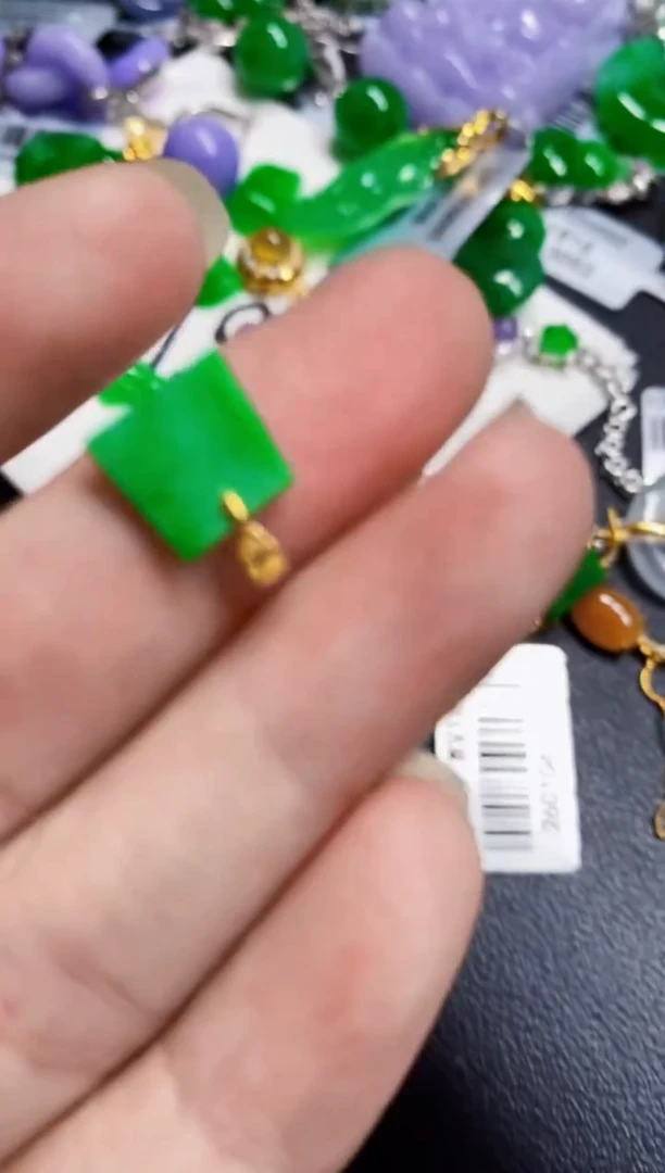 颈饰18K金镶嵌翡翠日*出吊坠