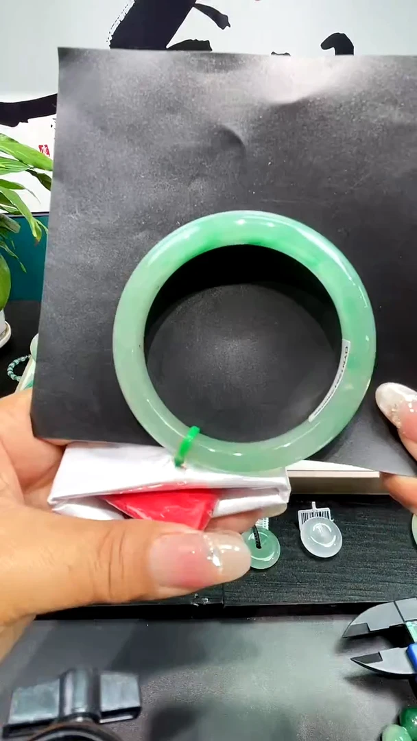 未镶嵌手镯石英质玉（非洲翠）手镯