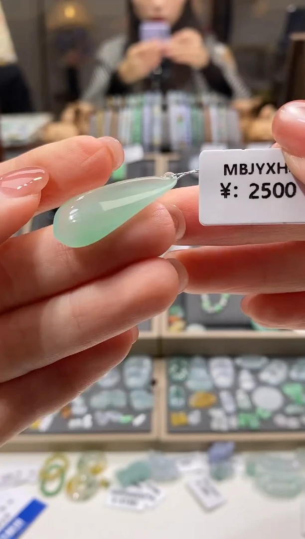 颈饰未镶嵌翡翠福瓜