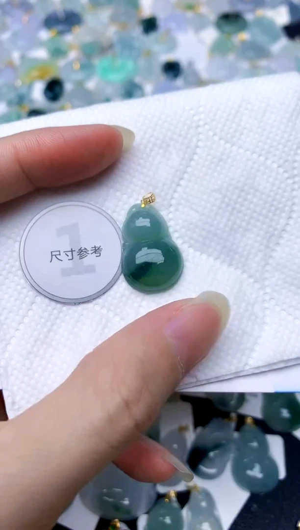 颈饰18K金镶嵌翡翠天然A货翡翠