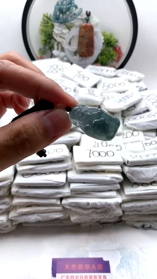 翡翠未镶嵌颈饰财神