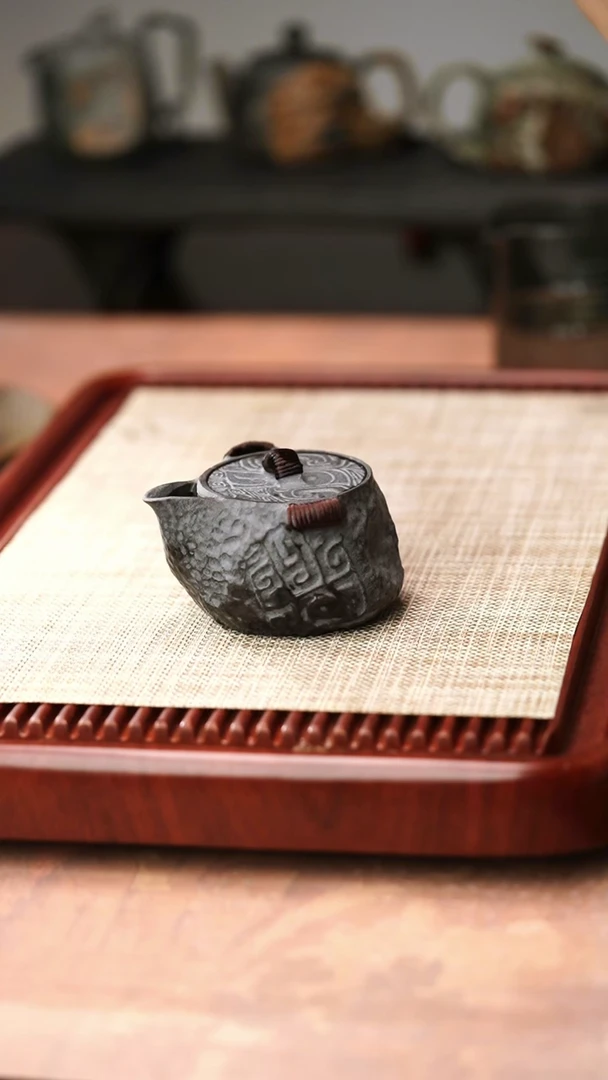 中式冰碛岩整石雕刻随形饕餮宝瓶壶