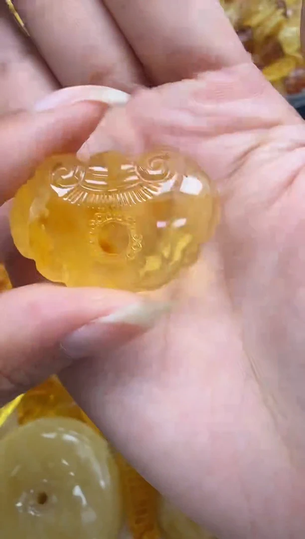 未镶嵌琥珀裸石如图