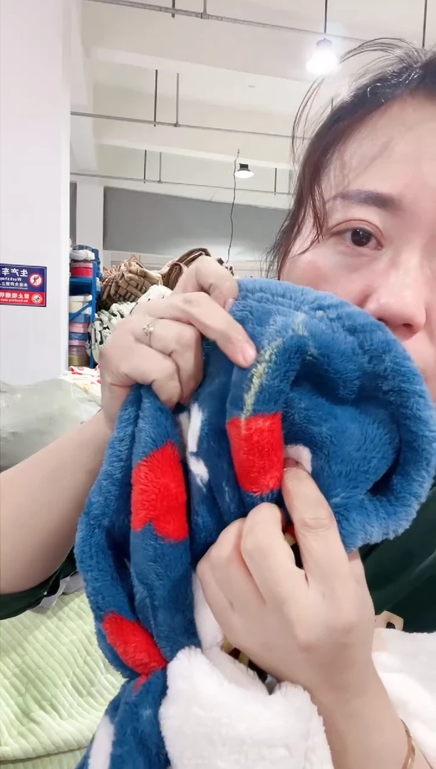 牛奶绒主播手上展示的产品   瑕疵